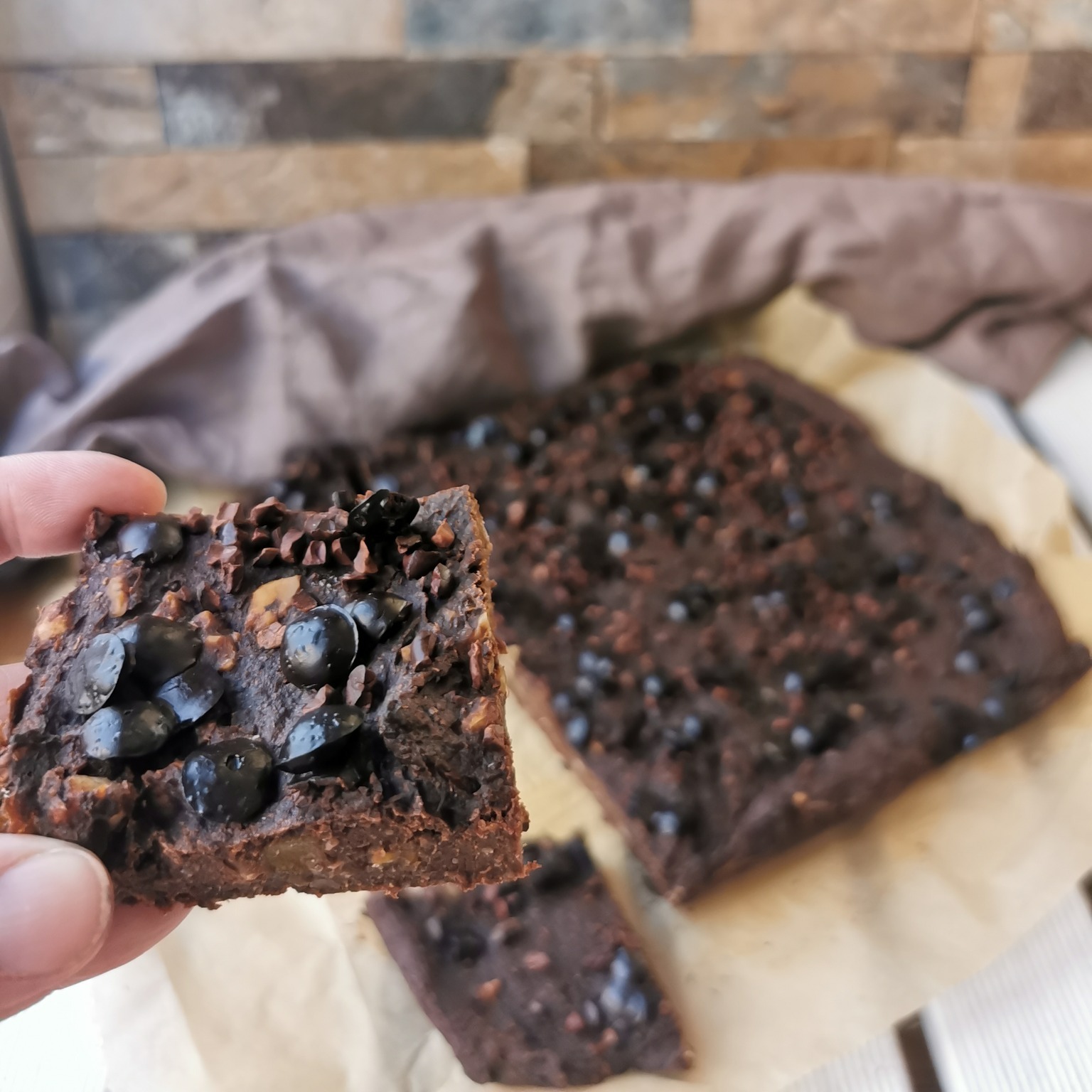 NUSS-SÜßKARTOFFEL-BROWNIES 🍫🍠🌰
Gesund und lecker - eine scheinbar unmögliche Kombination beim Backen mit Schokolade. Naschen ist bei diesen Brownies ausdrücklich erlaubt. Statt Zucker und Butter stecken sie voller gesunder Sachen und sind dabei noch wunderbar schokoladig!
Lasst es euch gut gehen,
Julia👩🍳
REZEPT (1 quadratische Backform 24x24 cm, 30 Min. Zubereitungszeit, 40 Min. Backzeit):
- 2 EL geschroteter Leinsamen
- 700g Süßkartoffeln
- 50g getrocknete Aprikosen
- 100g Walnüsse
- 80g gemahlene Mandeln
- 200g Dinkelvollkornmehl
- 4 EL Kakaopulver
- 1 Pck. Backpulver
- 1 TL Zimt
- 1 TL Porridge-Gewürz
- 1 Prise Salz
- 75g Agavendicksaft
- 1 EL gehackte Kakaonibs
- 3 EL zuckerfreie Schoko-Tropfen
Zubereitung:
- Süßkartoffeln schälen und würfeln. In einem Topf mit Wasser bedeckt 10 Minuten weichkochen. Abgießen und abkühlen lassen.
Leinsamen mit 5 EL Wasser quellen lassen.
- Aprikosen und Walnüsse in kleine Stücke schneiden und in einer großen Rührschüssel mit Mandeln, Mehl, Backpulver, Kakao, Gewürzen und Salz mischen.
- Süßkartoffeln mit Leinsamen und Agavendicksaft fein pürieren und mit der Nuss-Mehl-Mischung verrühren bis ein sämiger Teig entstanden ist.
- Ofen auf 180°C Ober-/Unterhitze vorheizen. Backform mit Backpapier auslegen und Teig hineinfüllen. Kakaonibs und Schokotropfen darüberstreichen und leicht andrücken. Im Ofen auf mittlerer Schiene 40 Minuten backen.
- Gut abkühlen lassen und in 25 Würfel schneiden.
⏲Luftdicht verschlossen bis zu 4 Tage haltbar.
#backliebe #gesund #zuckerfrei #neurodermitis #schokoliebe #veggie #instabake #instacooking #bakery #veganism #veganlife
#easyveganrecipes #easybaking #vegan #vegancooking #veganbaking #veganrecipes #healthyrecipes