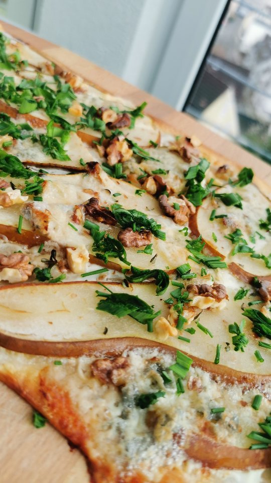 Heute möchte ich euch mein Lieblingsrezept für Gorgonzola-Birnen-Flammkuchen vorstellen! Es ist super einfach und schnell gemacht, aber schmeckt unglaublich lecker.
Hier sind die Zutaten, die ihr braucht:
1 fertiger Flammkuchenteig
1 Becher saure Sahne
1 Birne
1/2 Packung Gorgonzola
1 Zweig Thymian
1 Hand voll Walnüsse
Bärlauch und Schnittlauch frisch
So geht's:
Heizt den Ofen auf 200°C Umluft vor.
Rollt den Flammkuchenteig aus und legt ihn auf ein Backblech.
Verteilt die saure Sahne gleichmäßig auf dem Teig.
Schneidet die Birne in dünne Scheiben und legt sie auf die saure Sahne.
Krümelt den Gorgonzola über die Birnen.
Zupft die Thymianblätter von dem Zweig und streut sie über den Flammkuchen.
Hackt die Walnüsse grob und streut sie ebenfalls auf den Flammkuchen.
Backt den Flammkuchen für ca. 20 Minuten im vorgeheizten Ofen bis er goldbraun ist.
Bestreut den Flammkuchen vor dem Servieren mit frischem Bärlauch und Schnittlauch.
Und schon ist euer leckerer Gorgonzola Birnen Flammkuchen fertig! Lasst es euch schmecken und teilt gerne eure Fotos mit mir.
Mit viel Kochliebe, eure Julia
#Foodie #Veggie #Instafood #GorgonzolaBirnenFlammkuchen #Rezeptideen #Lecker #SchnellUndEinfach