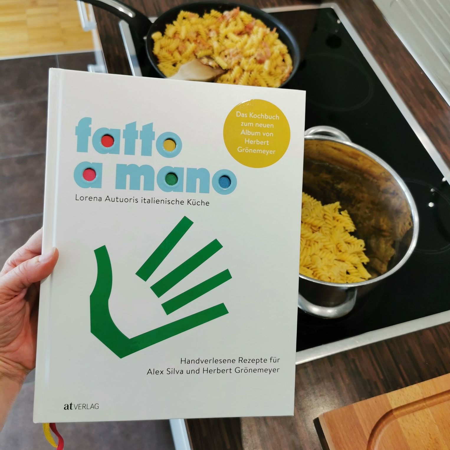 Neuzugang in meinem #kochbuchsüchtig-Regal!
Ich möchte heute das wundervolle Kochbuch "Fatto a Mano" von Lorena Autuori für @herbertgroenemeyer aus dem @atverlag vorstellen. Die Italienerin hat Herbert Grönemeyer bekocht, während er an seinem neuen Album geschrieben hat. Das Ergebnis ist ein wunderschön fotografiertes Buch mit leckeren traditionellen und auch modernen italienischen Rezepten.
Das Buch ist nicht nur ein Kochbuch, sondern eine Hommage an die Region Umbrien und die dort angebauten und hergestellten Produkte, die vielfältigen Aromen und die Leidenschaft für gutes Essen. Die Rezepte sind für italienische Verhältnisse meist einfach, authentisch und trotzdem raffiniert.
In "Fatto a Mano" finden wir sowohl herzhafte Gerichte wie Casarecce mit Pesto als auch süße Leckereien wie Erdbeer-Tiramisu.
Das Buch ist wunderschön gestaltet (Creative Director war übrigens Marie Grönemeyer) und mit vielen Fotos vom Essen und der Region Umbrien. Es ist nicht nur ein Kochbuch, sondern ein Erlebnis, das uns in die Welt der regionalen Küche entführt.
Ich kann dieses Buch jedem empfehlen, der gerne kocht und sich für die regionalen Spezialitäten Italiens interessiert. Also schnappt euch eine Schürze, schaltet eure Lieblingsmusik ein und lasst euch von "Fatto a Mano" inspirieren!
#herbertgrönemeyer #fattoamano #kochbuch #regional #küche #authentisch #genuss #einfacheküche #kochliebe #kulinarischereise #kochbuch #kochbuchliebe #kochbuchsüchtig #booksofinstagram #leseratte #Rezension #cookbook #booklover #vegan #vegetarisch #instabook #plantlover #donteatanimals