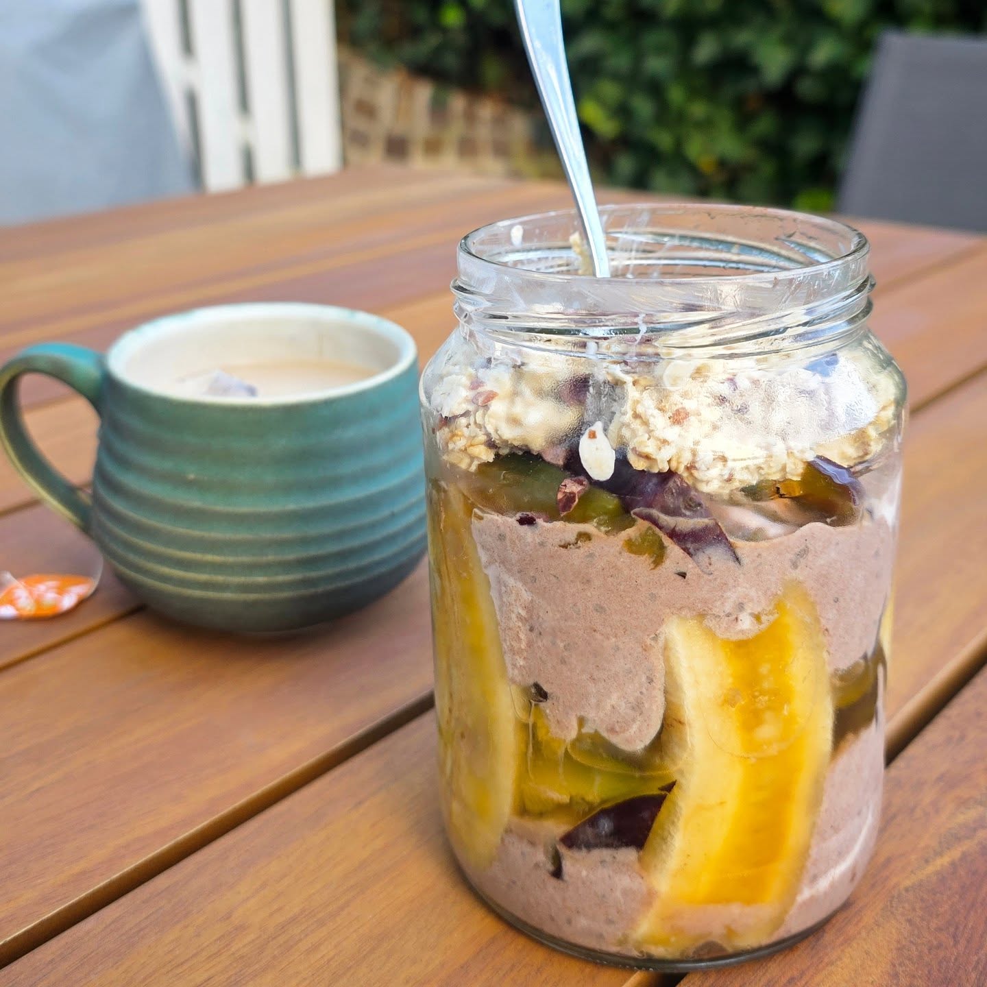 REZEPT Schoko-Chia-Overnight-Oats 🥣
👉 Zutaten:
1 Banane
4 Zwetschgen
1 TL Chiasamen
3 EL Haferflocken
1 TL Kakaopulver
200 g Joghurt (natur)
2 TL Agavendicksaft (aufgeteilt)
1 TL Kakaonibs
👉 Zubereitung:
1. Haferflocken mit etwas Wasser einweichen + 1 TL Agavendicksaft dazu.
2. Joghurt mit Kakao, Chiasamen & 1 TL Agavendicksaft verrühren → cremige Schoko-Joghurt-Basis.
3. Banane in 4–5 dünne Längsscheiben schneiden und an den Rand eines Einweckglases „kleben“.
4. Jetzt schichten: Schoko-Joghurt-Creme + kleingeschnittene Zwetschgen.
5. Glas über Nacht in den Kühlschrank stellen.
6. Am nächsten Morgen: die eingeweichten Haferflocken obenauf geben & 1 TL Kakaonibs darüber streuen.
🥄 Fertig ist dein traumhaft cremiges Frühstück – fruchtig, schokoladig & mit extra Crunch!
👉 Speichere dir das Rezept & probier’s unbedingt aus – ich mach das in letzter Zeit sehr häufig und bin begeistert 🌞💪
#overnightoats #schoko #chia #frühstücksliebe #mealprep #healthybreakfast #zwetschgenzeit